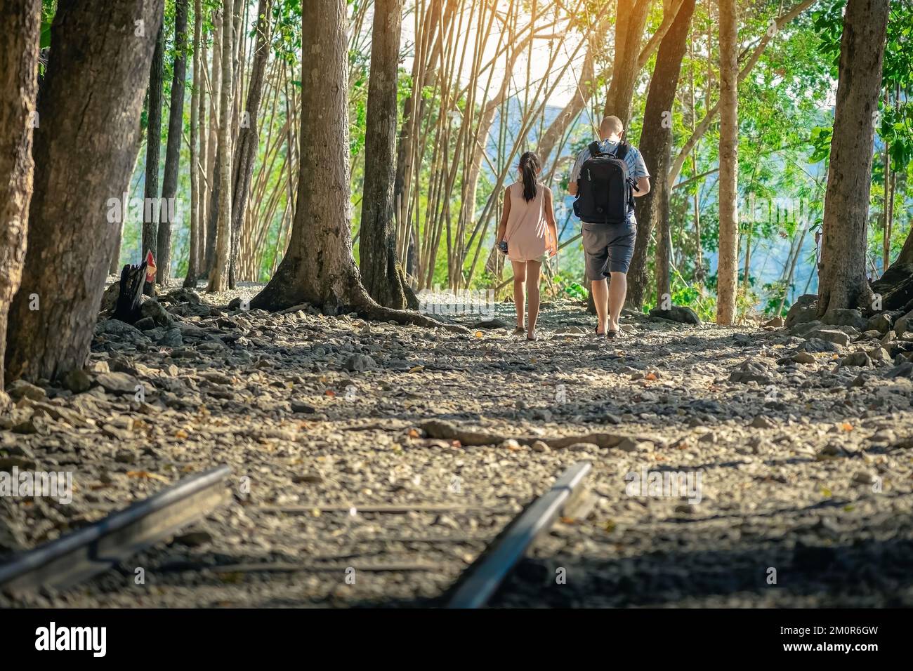 Vue arrière du touriste mâle et de sa fille marchant ensemble dans la forêt sentier de la nature marcher sur le fond de bois de sentier à Hellfire Pass à Kanchanaburi Thai Banque D'Images