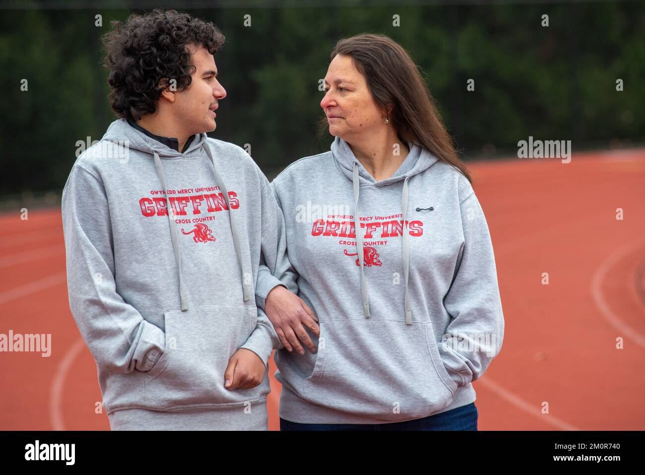 Sebastian DeSimone, un étudiant de l'Université Gwynedd Mercy ayant des déficiences intellectuelles, marche avec sa mère Joanne de Simone sur la piste universitaire Banque D'Images