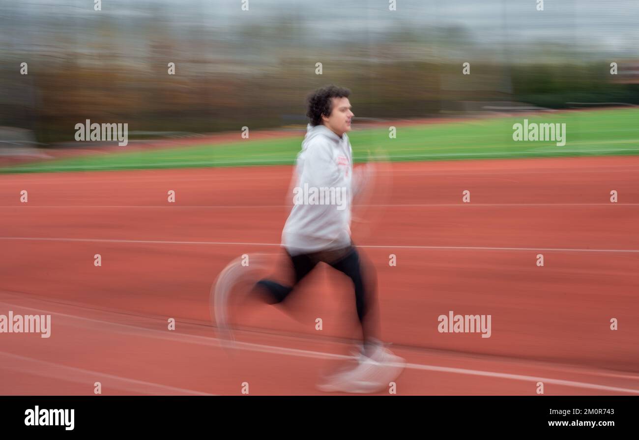 Sebastian DeSimone, un étudiant de l'Université Gwynedd Mercy ayant une déficience intellectuelle, court sur la piste universitaire mardi, 15 novembre 2022 à Gwy Banque D'Images