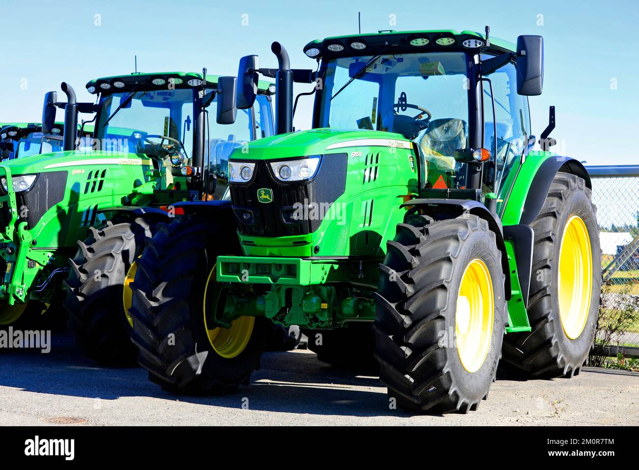Nouveau tracteur John Deere 6155R stationné dans une cour par beau temps au début de l'automne. Lieto, Finlande. 22 septembre 2022. Banque D'Images