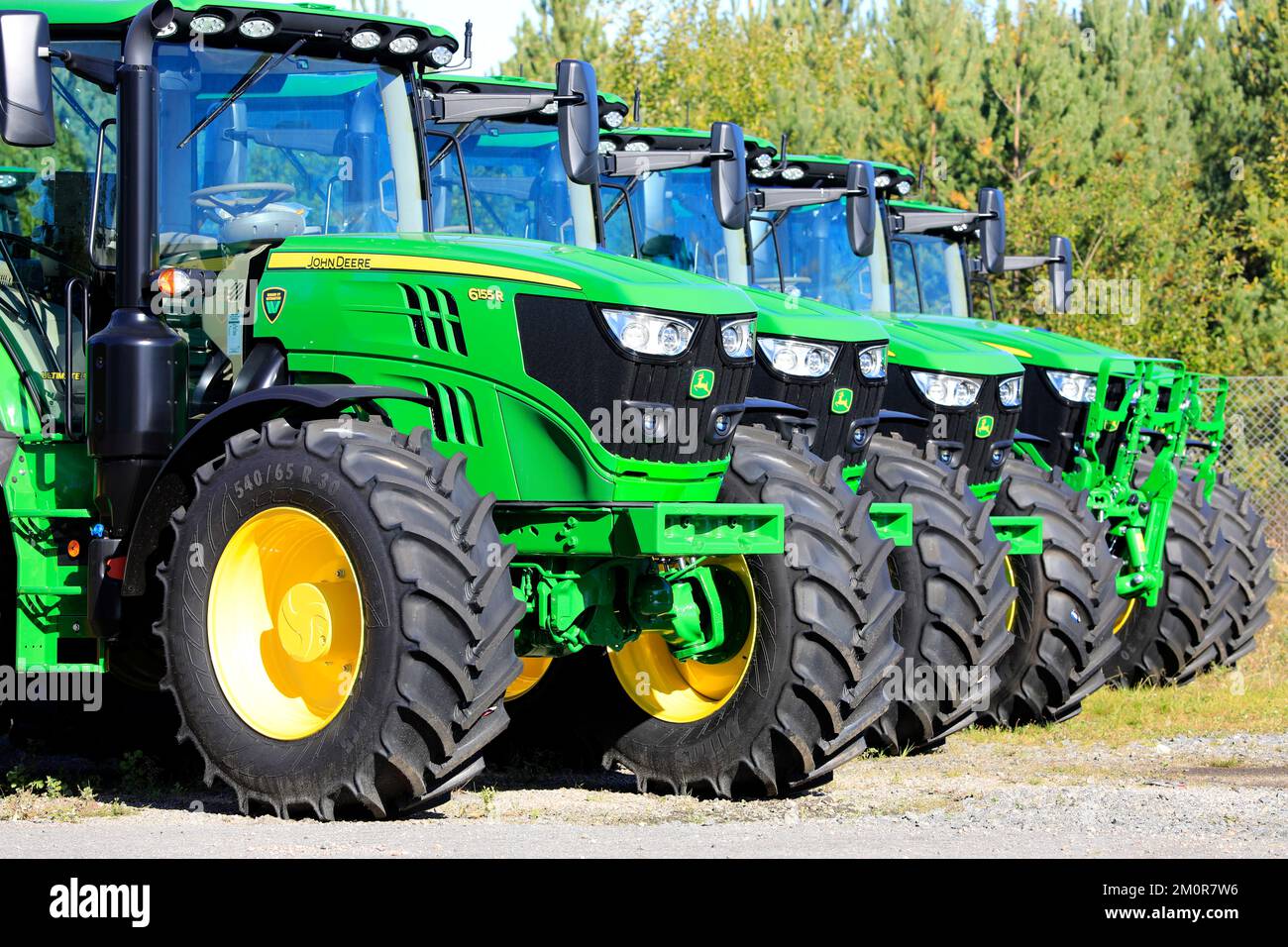 Gros plan sur les tracteurs agricoles John Deere 6155R garés sur une cour  de suite par une journée ensoleillée du début de l'automne. Lieto,  Finlande. 22 septembre 2022 Photo Stock - Alamy