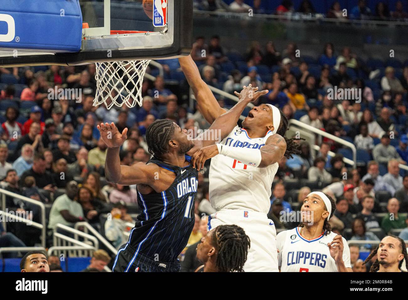 Orlando, Floride, États-Unis, 7 décembre 2022, Los Angeles Clippers garde Terance Mann #14 tentative de faire un dunk mais est fouillé par Mo Bamba #11 pendant la deuxième moitié au centre Amway. (Crédit photo : Marty Jean-Louis) Banque D'Images