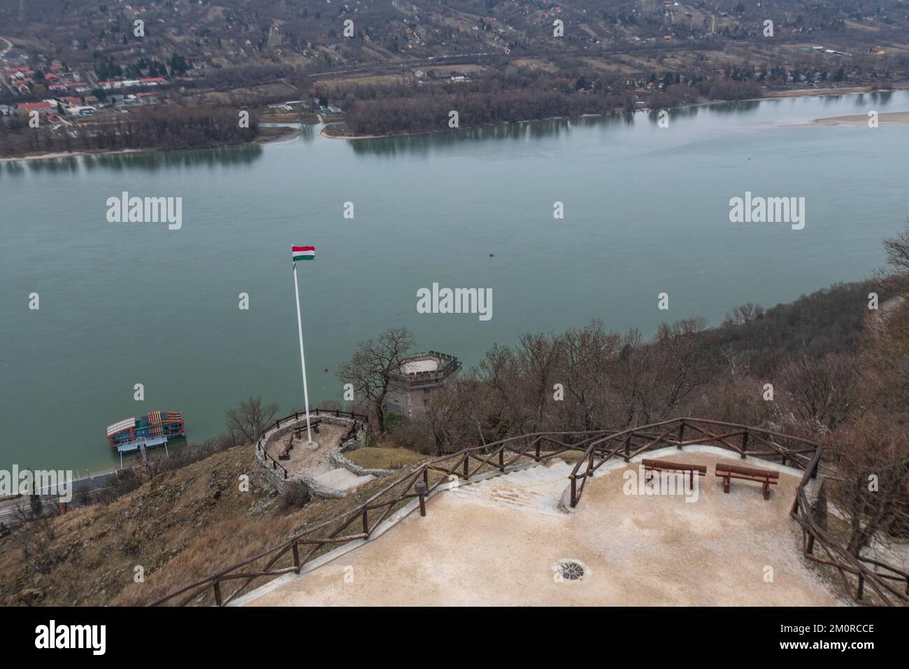 Visegrad et Nagymaros, des deux côtés du Danube, avec drapeau hongrois sur le devant. Hongrie Banque D'Images
