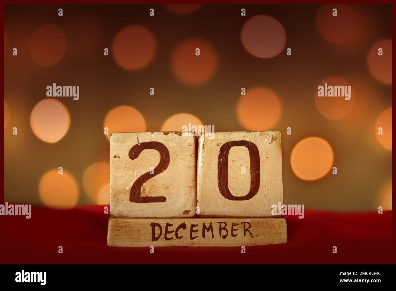 20 décembre vintage bloc calendrier en bois sur tissu rouge, festive bokeh lumières fond carte de voeux célébrer les vacances, anniversaire, enregistrer la date f Banque D'Images