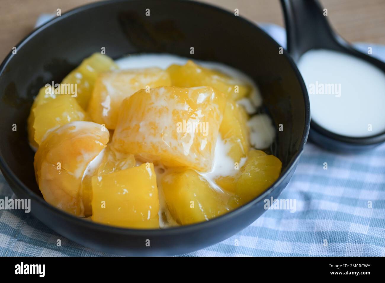 Nourriture de manioc sur la table, dessert doux fait de manioc bouilli, sucre et la noix de coco milik - cuisine thaïlandaise Banque D'Images