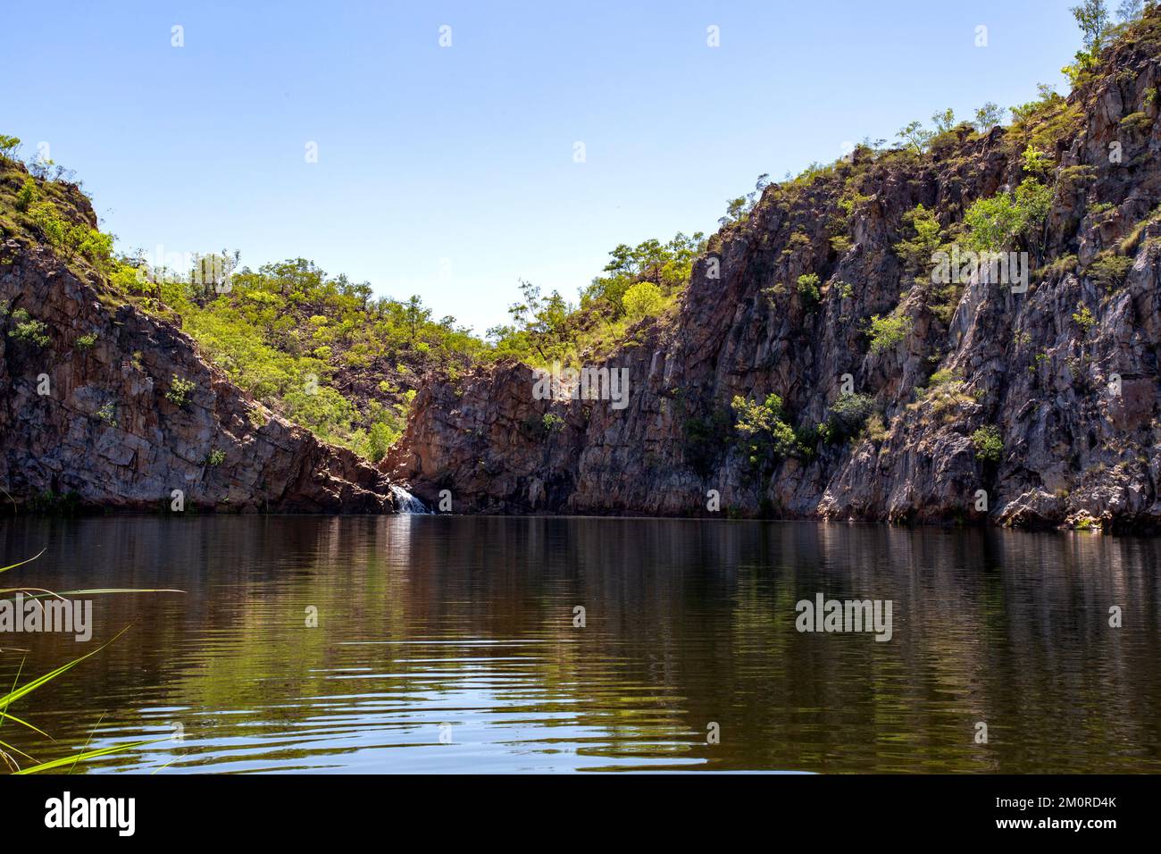 Vue sur les chutes Edith et la piscine naturelle de la région de Leliyn dans le parc national de Nitmilik, territoire du Nord, Australie Banque D'Images