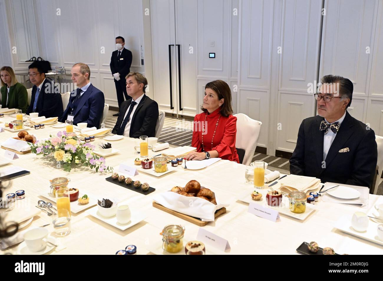 L'illustration montre un petit déjeuner de travail avec des dirigeants d'entreprises belges à Osaka, lors de la Mission économique belge au Japon, le jeudi 08 décembre 2022. Une délégation avec la princesse et divers ministres se rendra à Tokyo, Nagoya, Osaka et Kyoto. BELGA PHOTO ERIC LALMAND Banque D'Images