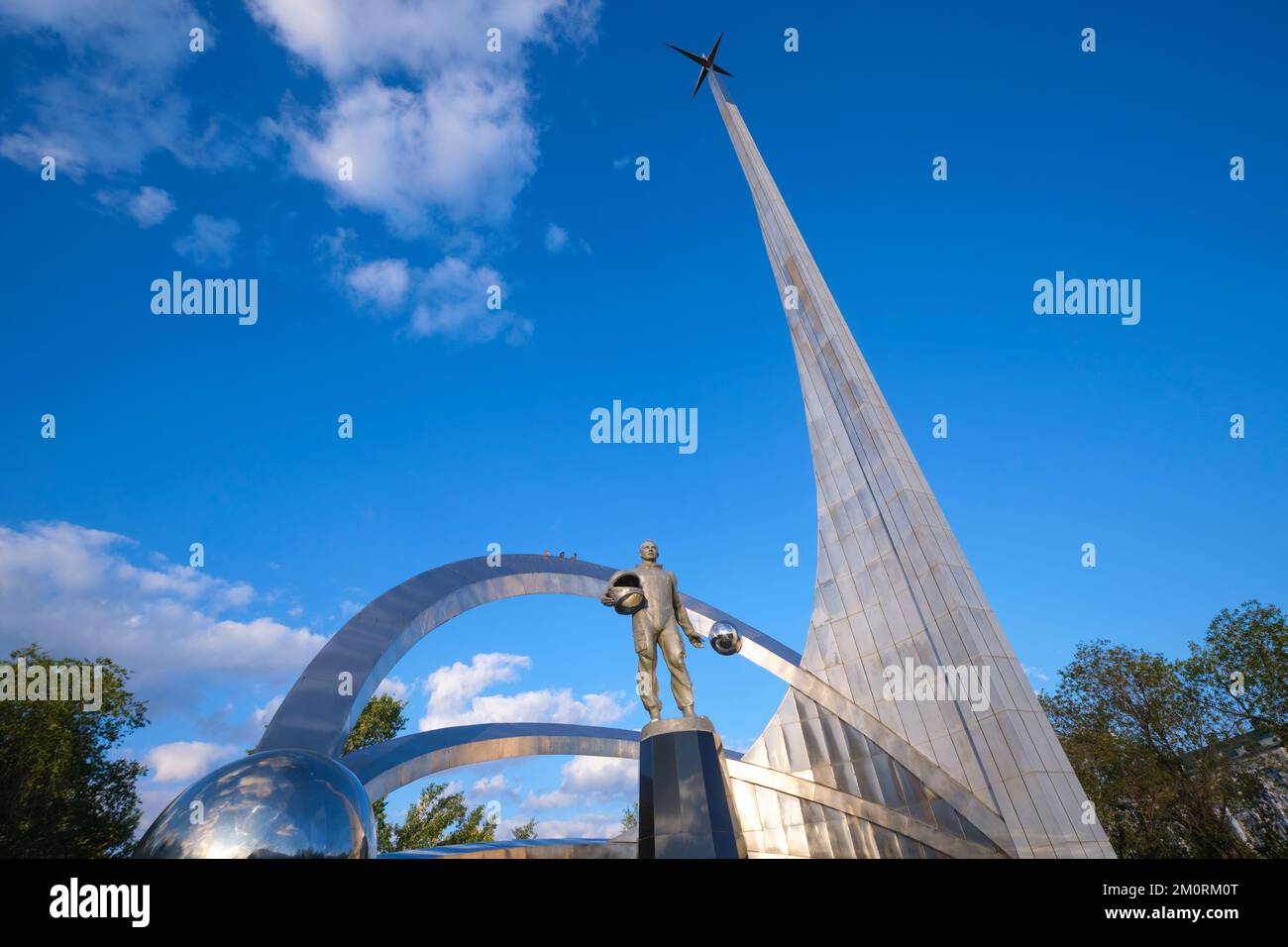 Un monument brillant et argenté pour le programme spatial soviétique, soviétique, russe, basé à Baïkonour. Le monument comprend une grande statue du cosmonaute Yuri Gagarin Banque D'Images