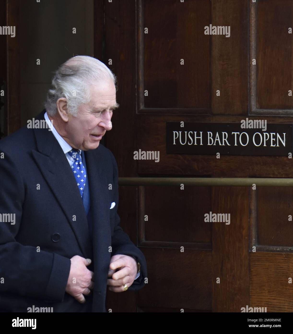 Le roi Charles III quitte le Westminster Methodist Hall après une célébration de 40 ans d'affaires dans la communauté - 7th décembre 2022 Banque D'Images