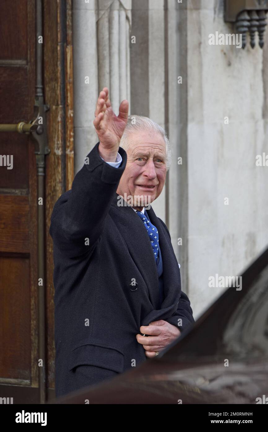 Le roi Charles III quitte le Westminster Methodist Hall après une célébration de 40 ans d'affaires dans la communauté - 7th décembre 2022 Banque D'Images