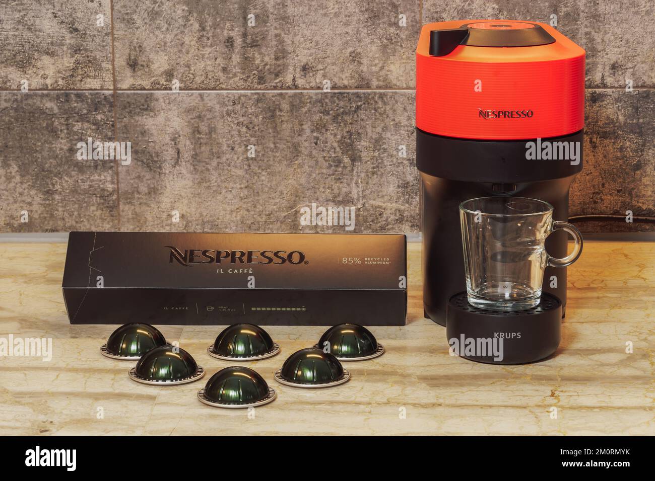 Machine automatique Nespresso Vertuo Pop utilisée pour créer un espresso avec des capsules en aluminium. Dosettes il Caffe en métal autour de la cafetière Krups, pour préparer le café Banque D'Images