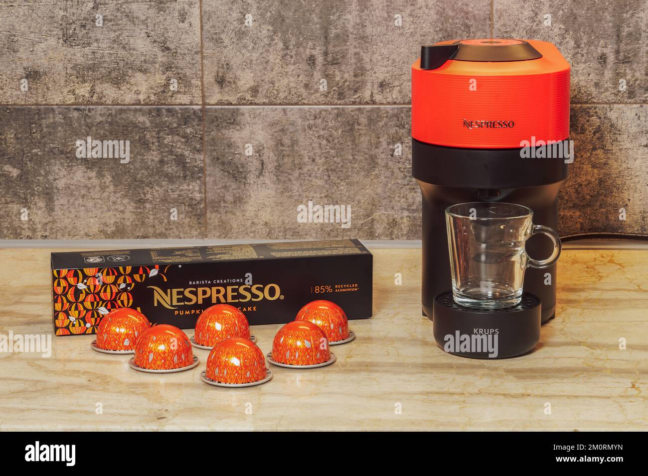 Machine automatique Nespresso Vertuo Pop utilisée pour créer un espresso avec des capsules en aluminium. Dosettes d'épices en métal autour de la machine à café Krups. Banque D'Images