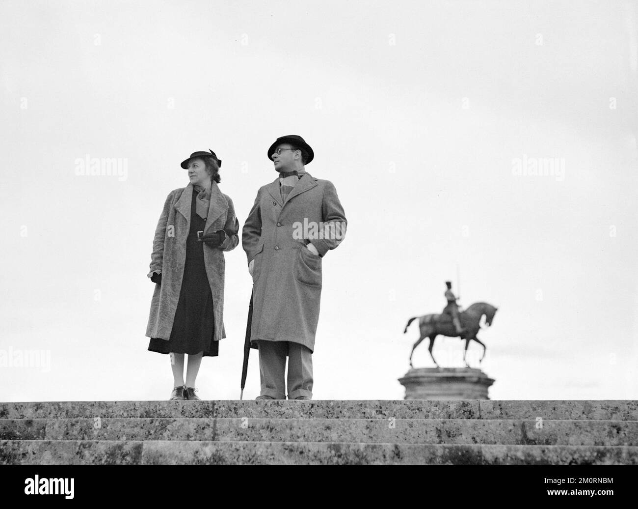 Le Tabac Du Château Montmorency Photos Willem van de Poll - Man Herman et Elka Schrijver dans le parc du Château  de Chantilly avec la statue équestre d'Anne de Montmorency - 1937 Photo  Stock - Alamy