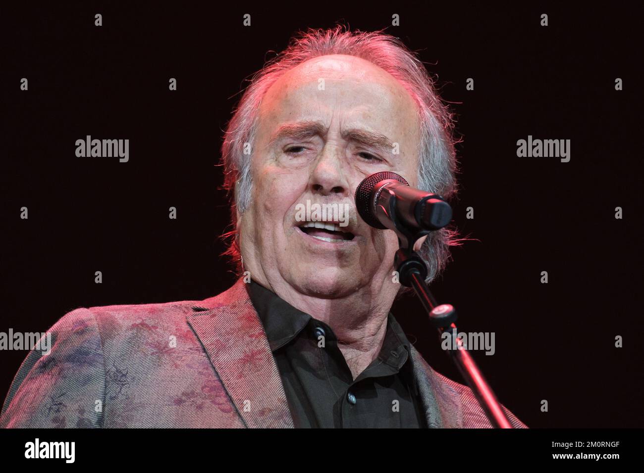 Madrid, Espagne. 07th décembre 2022. La chanteuse-compositrice Joan Manuel Serrat se produit au Centre Wizink, sur 7 décembre 2022, à Madrid (Espagne). Ce concert est le premier du chanteur à Madrid sur un total de trois qu'il offrira dans la capitale. Les dates suivantes sont 13 décembre et 14 au même endroit, le Centre Wizink. La fin de la tournée 'El vicio de cantar 1965-2022' signifie la retraite de Serrat de la scène, bien que le compositeur n'exclut pas de continuer à enregistrer des chansons et des albums (photo par Oscar Gonzalez/NurPhoto) crédit: NurPhoto/Alay Live News Banque D'Images