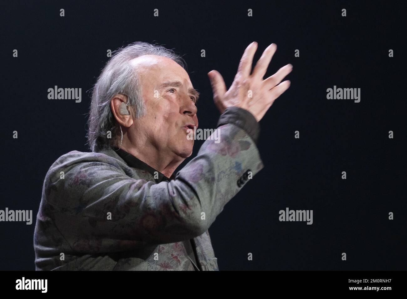 Madrid, Espagne. 07th décembre 2022. La chanteuse-compositrice Joan Manuel Serrat se produit au Centre Wizink, sur 7 décembre 2022, à Madrid (Espagne). Ce concert est le premier du chanteur à Madrid sur un total de trois qu'il offrira dans la capitale. Les dates suivantes sont 13 décembre et 14 au même endroit, le Centre Wizink. La fin de la tournée 'El vicio de cantar 1965-2022' signifie la retraite de Serrat de la scène, bien que le compositeur n'exclut pas de continuer à enregistrer des chansons et des albums (photo par Oscar Gonzalez/NurPhoto) crédit: NurPhoto/Alay Live News Banque D'Images