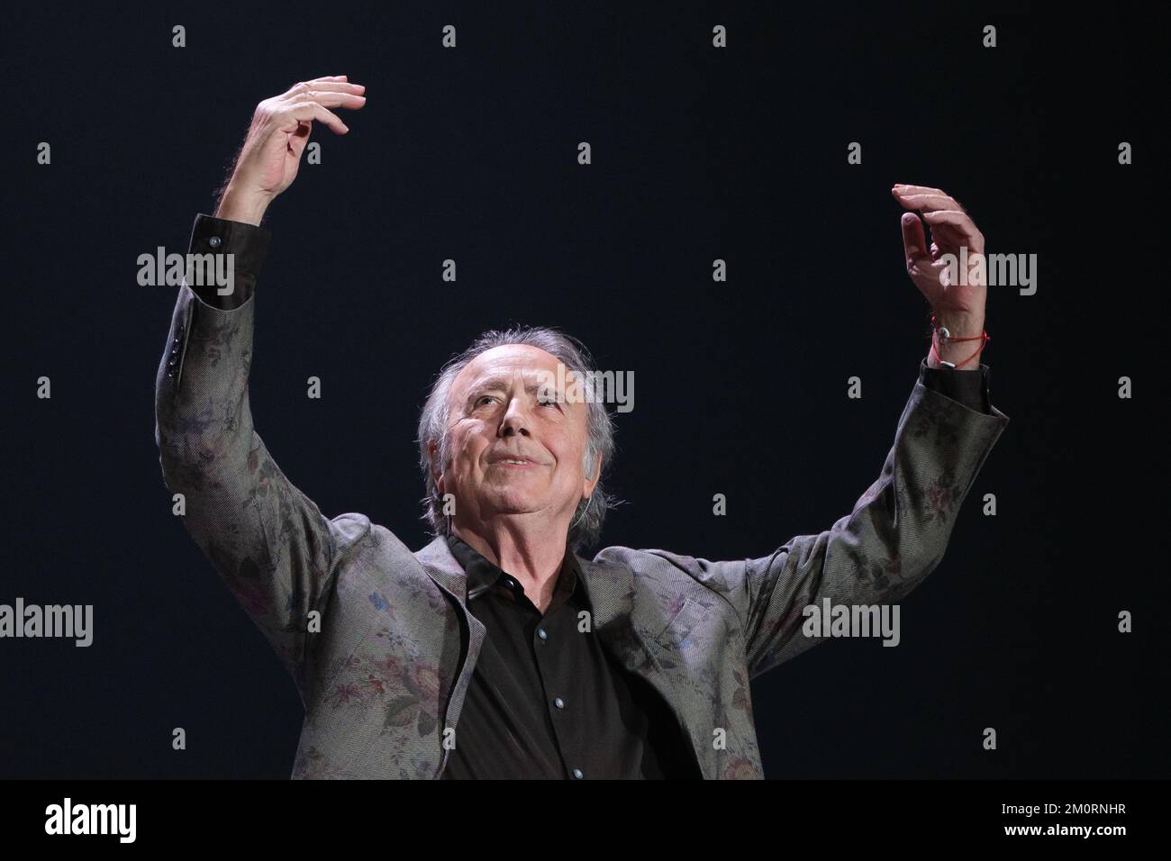 Madrid, Espagne. 07th décembre 2022. La chanteuse-compositrice Joan Manuel Serrat se produit au Centre Wizink, sur 7 décembre 2022, à Madrid (Espagne). Ce concert est le premier du chanteur à Madrid sur un total de trois qu'il offrira dans la capitale. Les dates suivantes sont 13 décembre et 14 au même endroit, le Centre Wizink. La fin de la tournée 'El vicio de cantar 1965-2022' signifie la retraite de Serrat de la scène, bien que le compositeur n'exclut pas de continuer à enregistrer des chansons et des albums (photo par Oscar Gonzalez/NurPhoto) crédit: NurPhoto/Alay Live News Banque D'Images