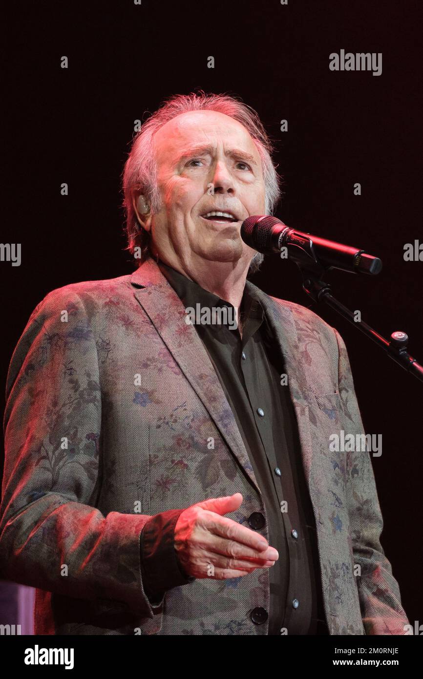 Madrid, Espagne. 07th décembre 2022. La chanteuse-compositrice Joan Manuel Serrat se produit au Centre Wizink, sur 7 décembre 2022, à Madrid (Espagne). Ce concert est le premier du chanteur à Madrid sur un total de trois qu'il offrira dans la capitale. Les dates suivantes sont 13 décembre et 14 au même endroit, le Centre Wizink. La fin de la tournée 'El vicio de cantar 1965-2022' signifie la retraite de Serrat de la scène, bien que le compositeur n'exclut pas de continuer à enregistrer des chansons et des albums (photo par Oscar Gonzalez/NurPhoto) crédit: NurPhoto/Alay Live News Banque D'Images