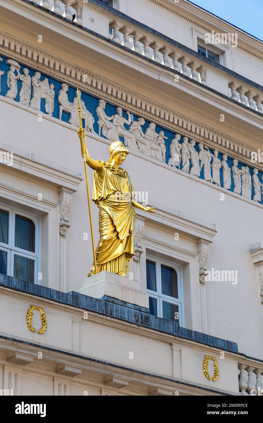 Statue dorée d'Athéna par E. H. BDaily sur le bâtiment néoclassique du Athenaeum Club, Piccadilly, Londres, Royaume-Uni Banque D'Images