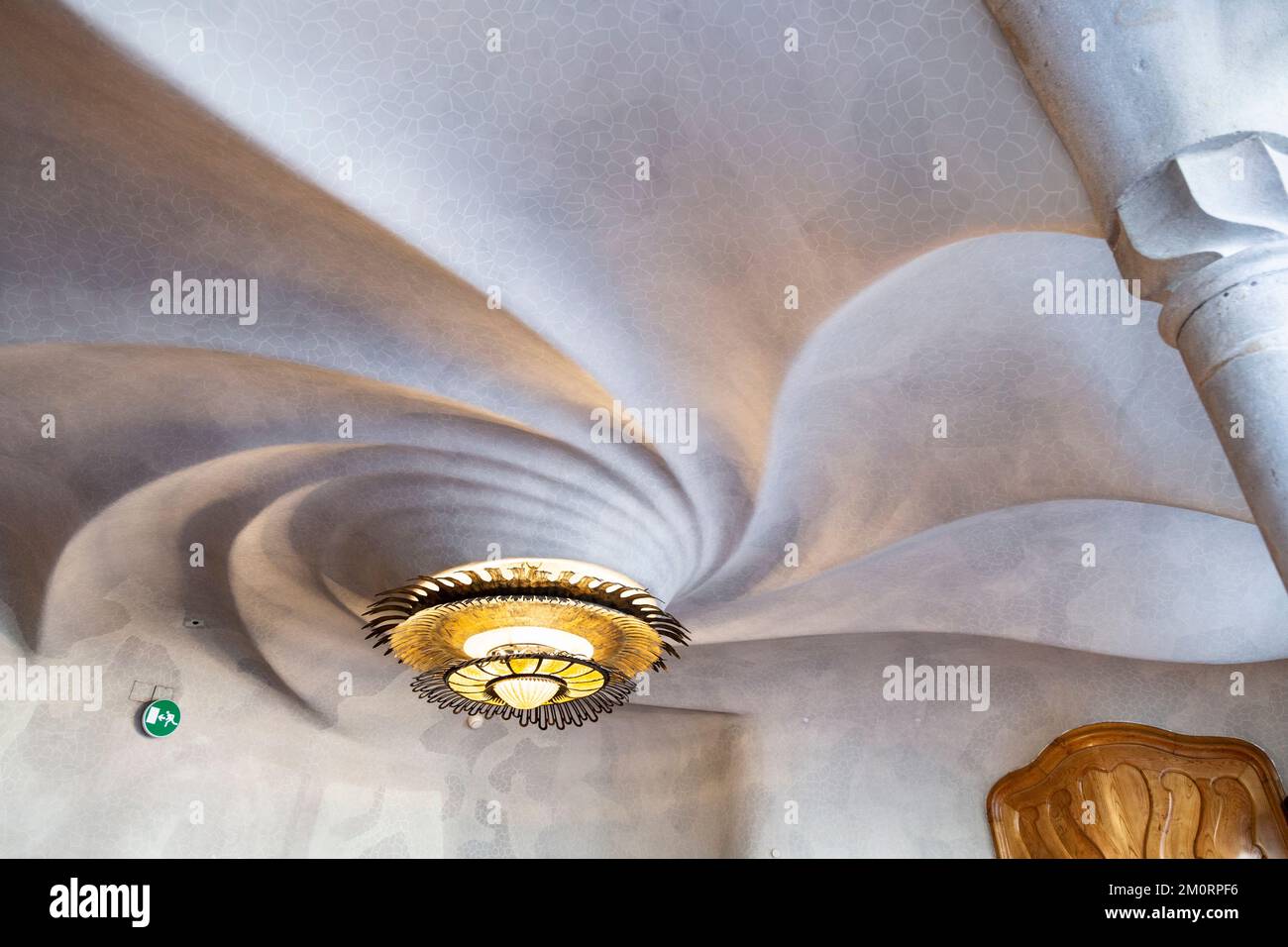 Plafond tourbillonnant représentant les vagues d'eau à l'intérieur de la salle à manger de la Casa Batlló par Antoni Gaudi, Barcelone, Espagne Banque D'Images