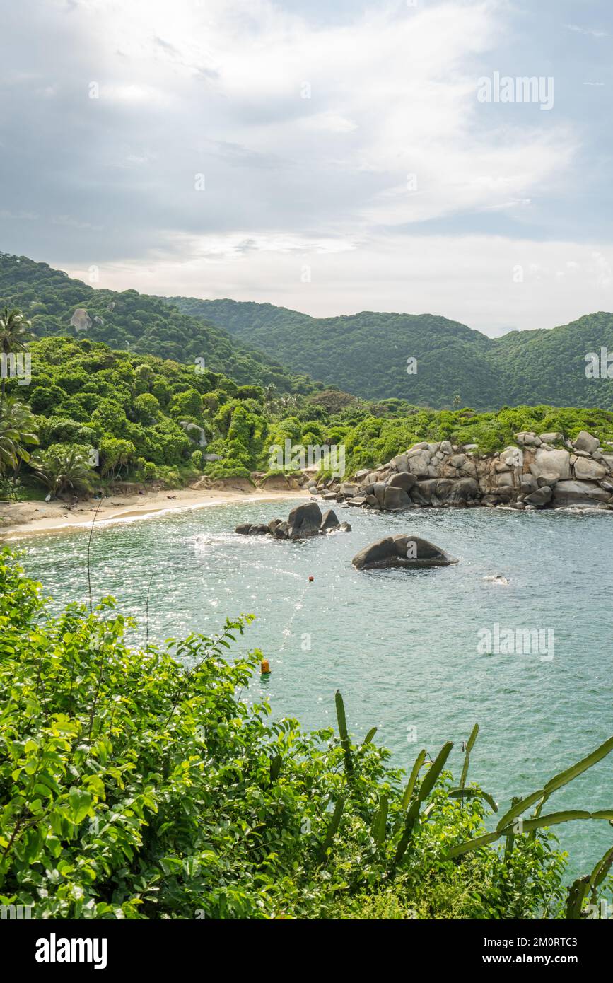 Vue ensoleillée sur la plage de Carbo San Juan dans le parc national de Tayrona, Amérique du Sud, Colombie. Quelques rochers dans l'océan chaud dans un lagon près de Santa Marta Banque D'Images