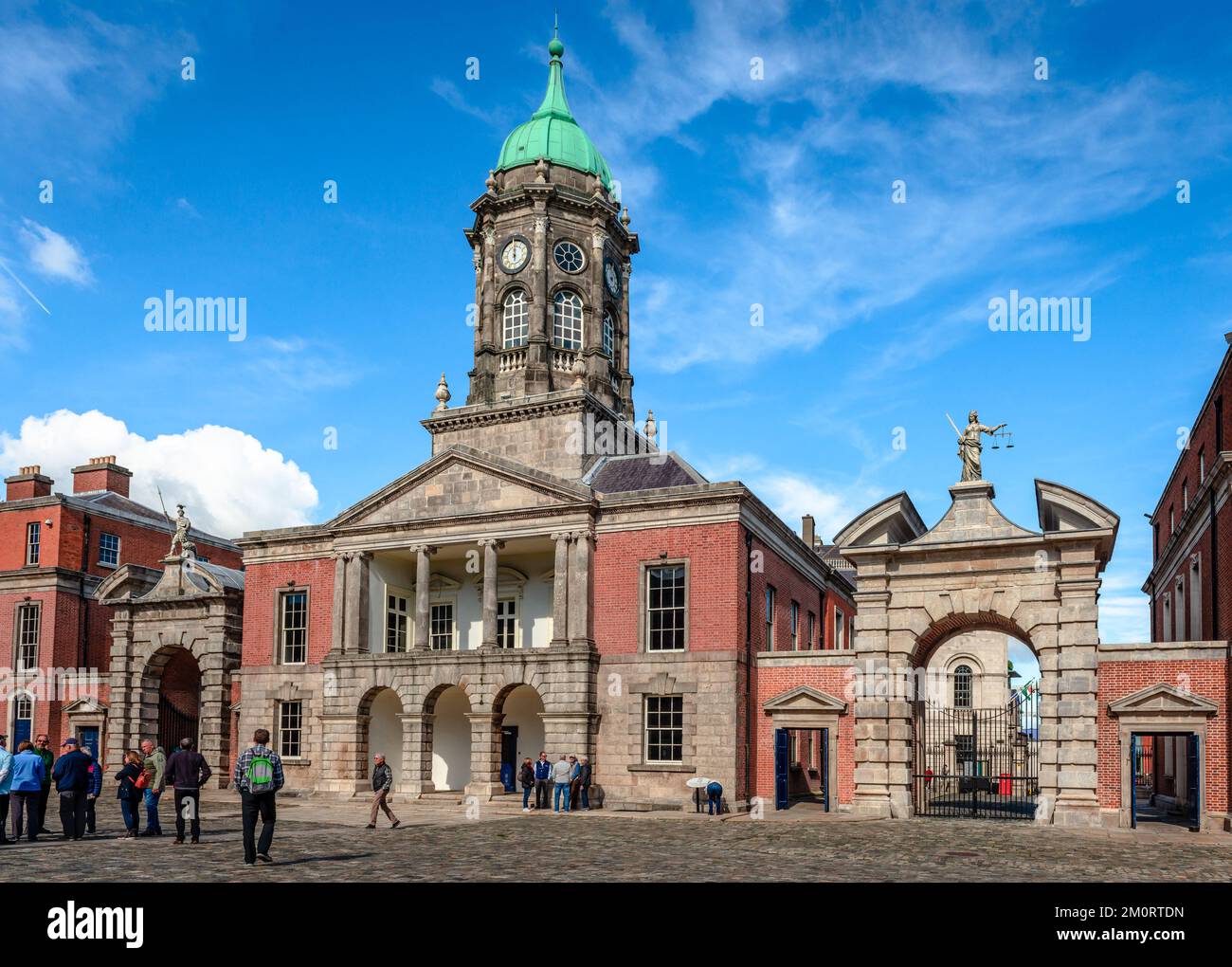 Dublin, Irlande - 16 septembre 2022 : le château de Dublin haut Yard avec la tour Bedford 1761 comme pièce maîtresse. Banque D'Images