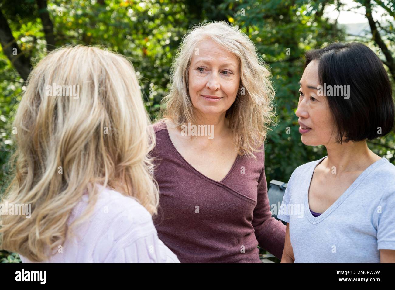 Petit groupe de dames âgées discutant à l'extérieur Banque D'Images