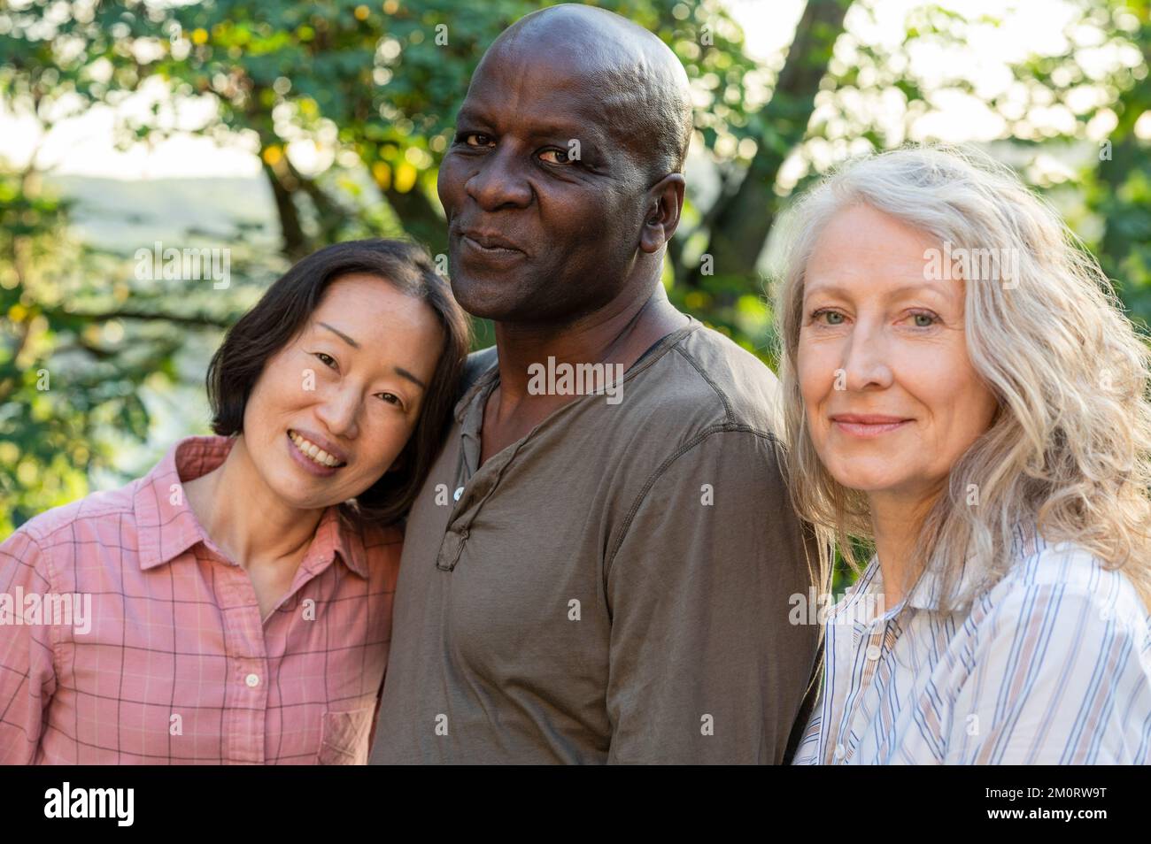 Groupe diversifié d'amis seniors masculins et féminins posant pour la photo ourdoors Banque D'Images