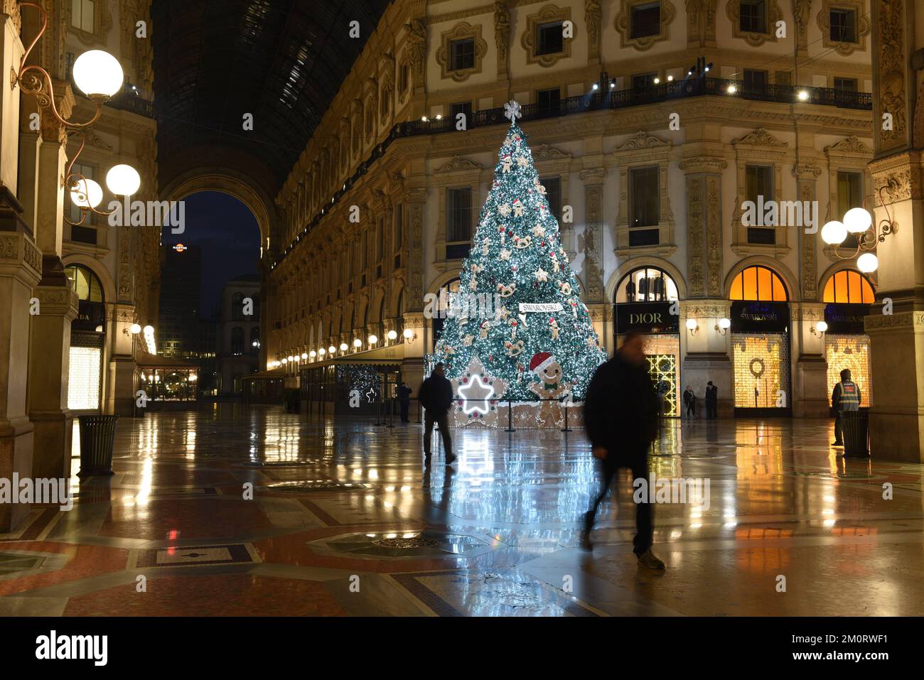 Milan, Italie. 8th décembre 2022. L'arbre de Noël est vu à l'intérieur de  la galerie Vittorio Emanuele II. Comme chaque année par SWAROVSKI il est  intitulé l'arbre des rêves, est de 12