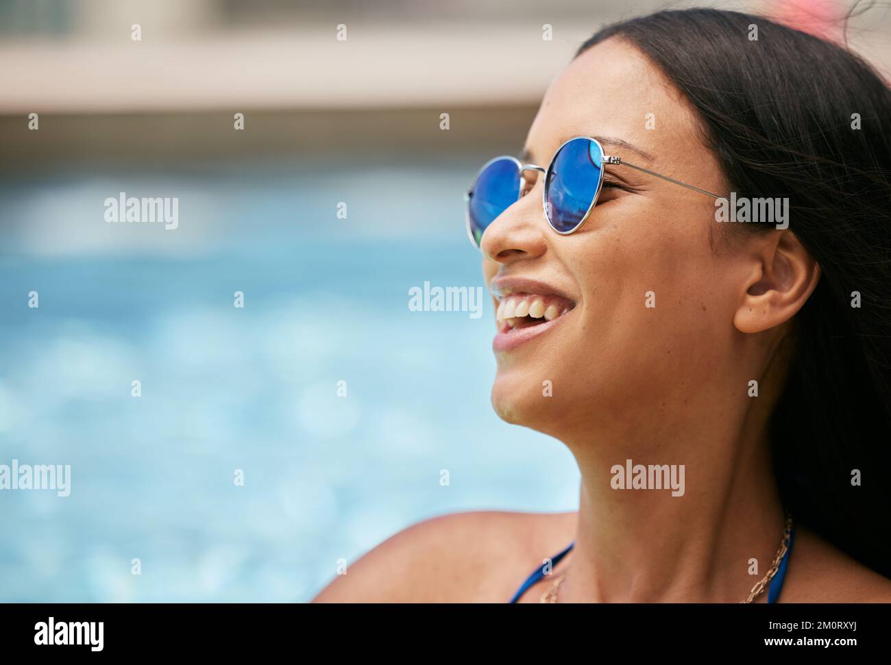 Femme, lunettes de soleil et rire au bord de la piscine pendant les  vacances d'été, les vacances de vacances ou le plaisir de voyage tropical.  Mockup, sourire heureux ou étudiant de tourisme