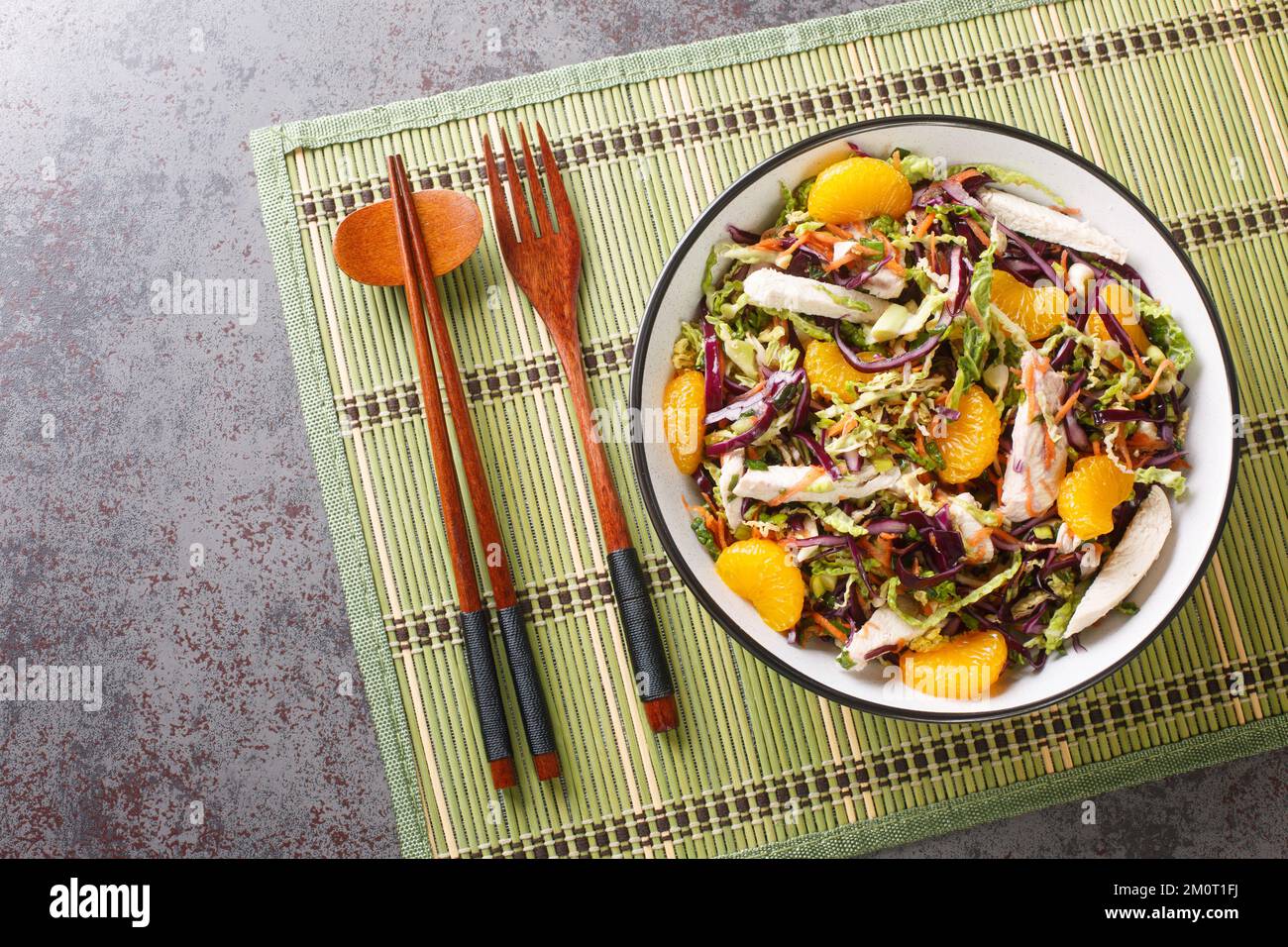 Salade de poulet mandarin américain avec légumes, herbes et nouilles dans une assiette sur la table. Vue horizontale du dessus Banque D'Images