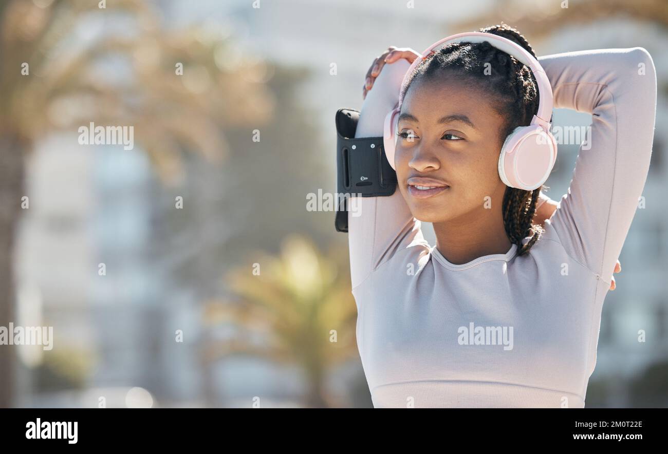 Femme noire, exercice et fitness s'étirant à l'extérieur et à l'écoute de la musique dans la nature pour l'énergie et l'entraînement cardio pour la santé et le bien-être. Athlète Banque D'Images