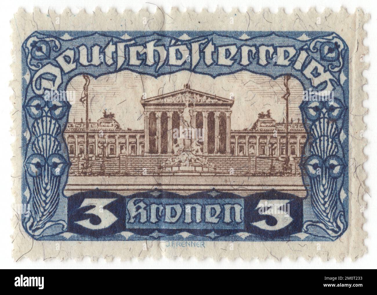 AUTRICHE - 1919 : timbre-poste bleu et brun-noir de 3 krone représentant l'édifice du Parlement. Numéro de la première République. C'est dans le bâtiment du Parlement autrichien de Vienne que les deux chambres du Parlement autrichien organisent leurs sessions. Le bâtiment est situé sur le boulevard Ringstraße dans le premier quartier Innere Stadt, près du palais Hofburg et du palais de justice. Il a été construit pour abriter les deux chambres du Conseil impérial (Reichsrat), la législature bicamérale de la partie cisléithanienne (autrichienne) de l'Empire austro-hongrois Banque D'Images