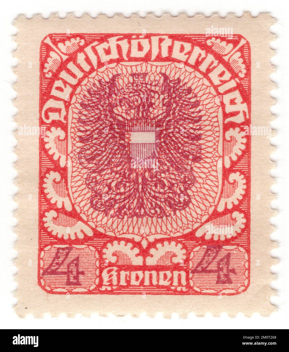 AUTRICHE — 1921: Timbre-poste rouge couronne et bordeaux de 4 représentant des armoiries de la République d'Autriche, qui, dans ses premières formes, ont été utilisées par la première République autrichienne à partir de 1919. Il se compose d'un aigle noir flottant à tête simple, avec des bras dorés et une langue rouge, dont la poitrine est recouverte d'un bouclier rouge traversé par une barre transversale argentée. L'aigle porte une couronne murale dorée avec trois pinnacles visibles sur sa tête. Dans son talon droit il porte une faucille dorée avec le bord tourné vers l'intérieur, dans son talon gauche un marteau doré Banque D'Images