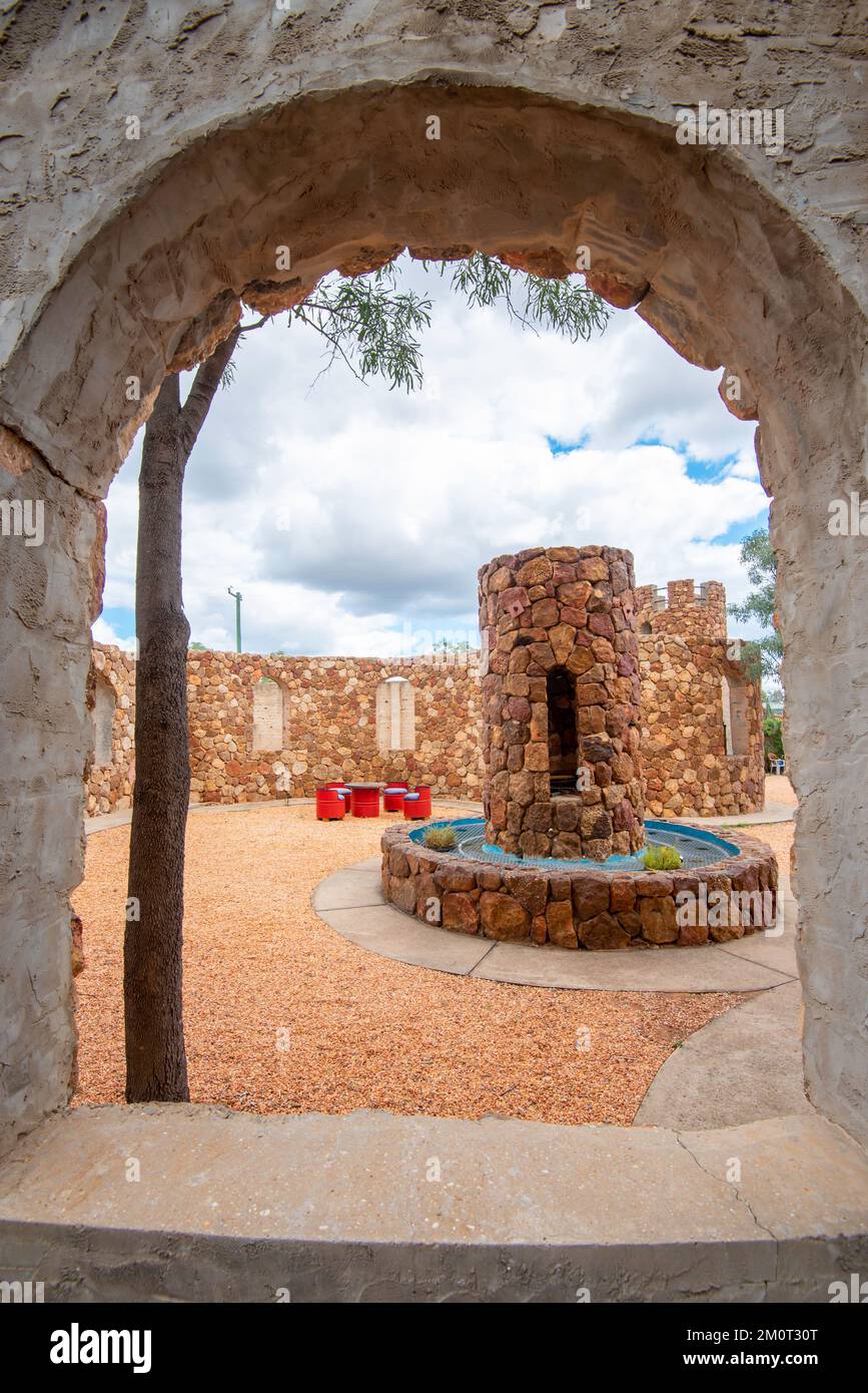 L'attraction touristique populaire, le château d'Amigo dans la ville de l'Outback de la Nouvelle-Galles du Sud, Lightning Ridge, en Australie Banque D'Images