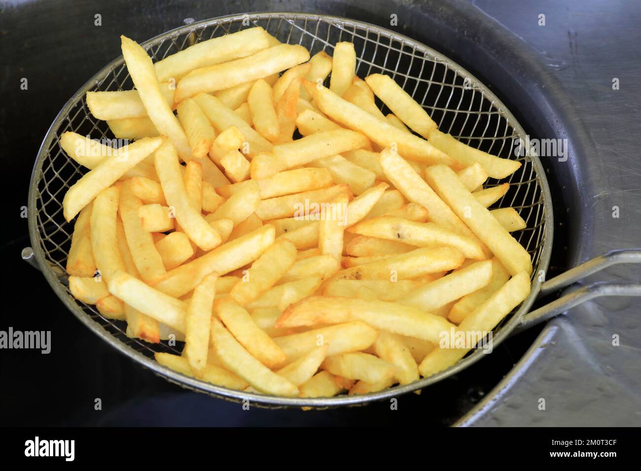 France, pas de Calais, Nord pas de Calais bassin minier, Lens, frites sortant de la friteuse Banque D'Images