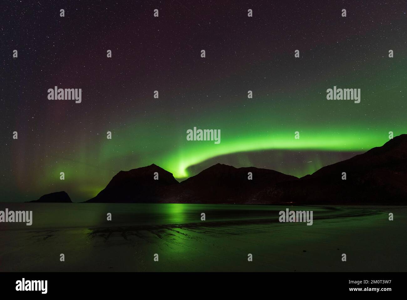 Norvège, Comté de Nordland, îles Lofoten, Plage de Haukland, Northern Lights Banque D'Images