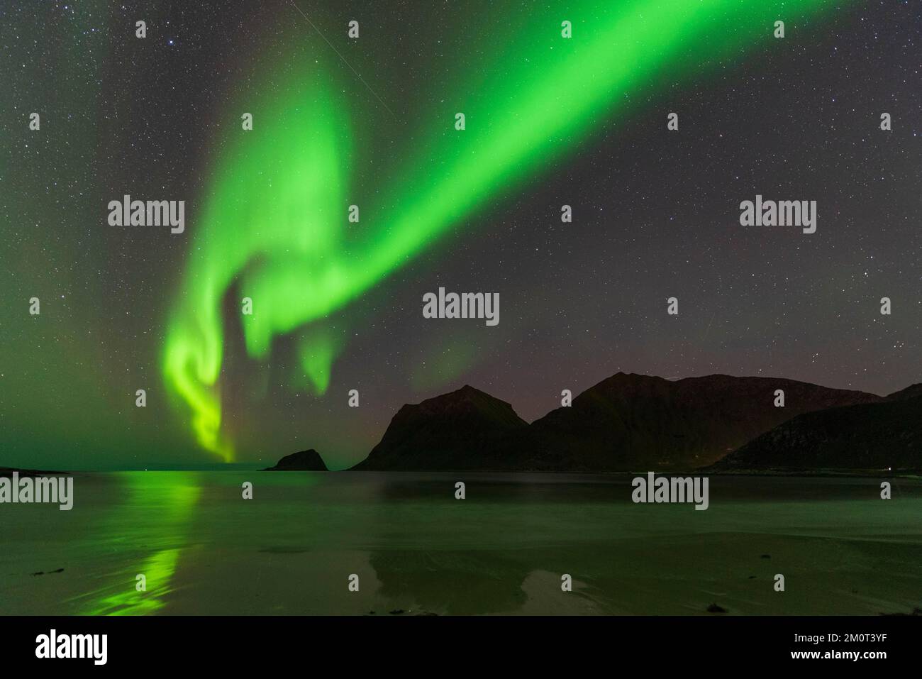Norvège, Comté de Nordland, îles Lofoten, Plage de Haukland, Northern Lights Banque D'Images
