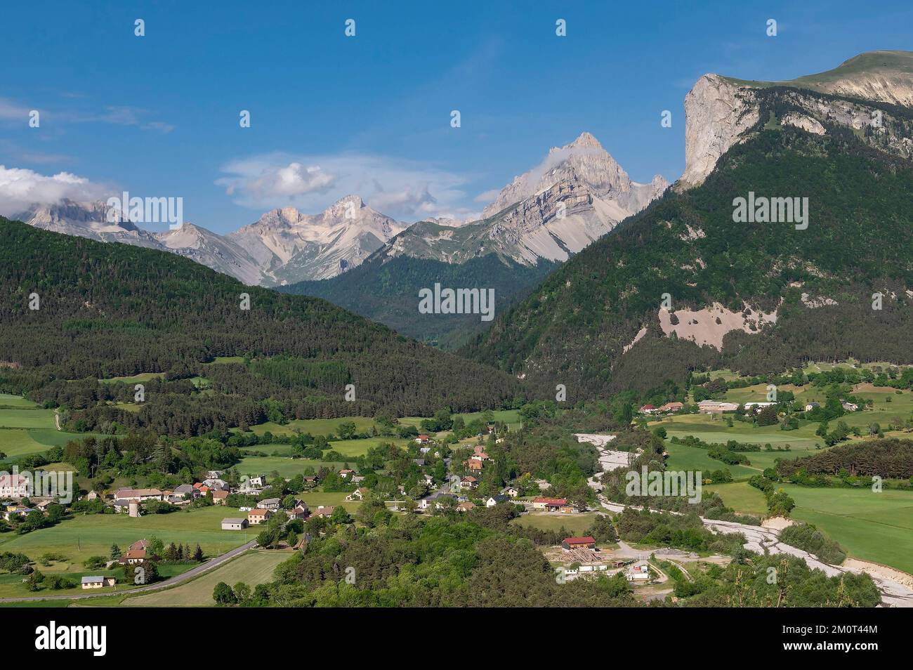 France, Drôme, lus la Croix haute, massif du D?voluy, rivière Bueche dans la vallée de Jarjatte et petit et Grand Chamousset en vue aérienne Banque D'Images
