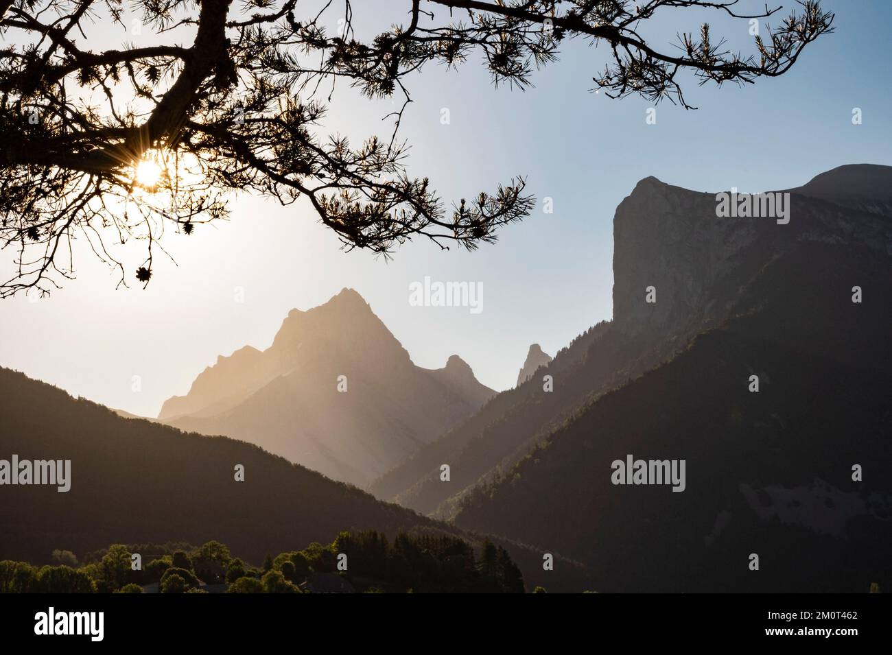 France, Drôme, lus la Croix haute, massif du D?voluy, de la vallée de Jarjatte, lever du soleil sur les sommets de la tête de Vach?res, le col d'Aiguilles et le petit Chamousset Banque D'Images