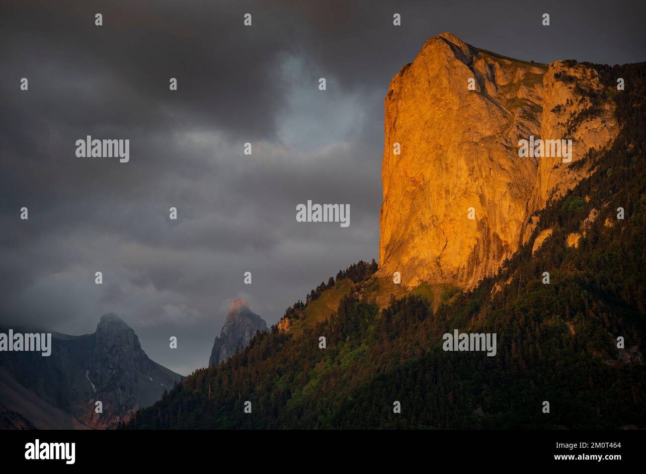 France, Drôme, lus la Croix haute, massif du D?voluy, de la vallée de Jarjatte, coucher de soleil sur le sommet du petit Chamousset Banque D'Images