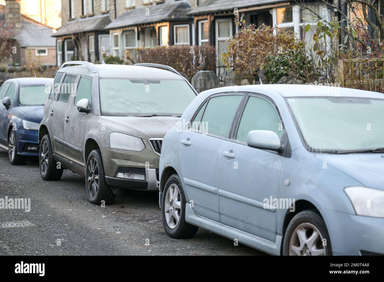 Kendal, Cumbria 8 décembre 2022. Des températures glaciales de -4 degrés Celsius ont frappé Kendal en Cumbria pendant la nuit, provoquant un gel sévère sur la ville historique. Les pare-brise des voitures ont été couverts de glace, la vapeur est montée au-dessus des toits gelés et le parc a été gelé après que le «Troll de Trondheim» a frappé de nombreuses parties du Royaume-Uni. Crédit : Stop Press Media / Alamy Live News Banque D'Images