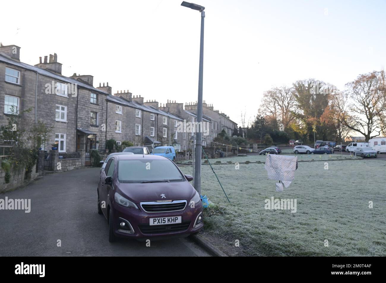 Kendal, Cumbria 8 décembre 2022. Des températures glaciales de -4 degrés Celsius ont frappé Kendal en Cumbria pendant la nuit, provoquant un gel sévère sur la ville historique. Les pare-brise des voitures ont été couverts de glace, la vapeur est montée au-dessus des toits gelés et le parc a été gelé après que le «Troll de Trondheim» a frappé de nombreuses parties du Royaume-Uni. Crédit : Stop Press Media / Alamy Live News Banque D'Images