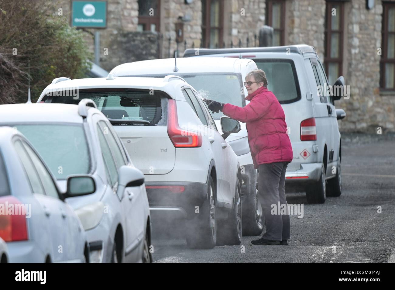 Kendal, Cumbria 8 décembre 2022. Des températures glaciales de -4 degrés Celsius ont frappé Kendal en Cumbria pendant la nuit, provoquant un gel sévère sur la ville historique. Les pare-brise des voitures ont été couverts de glace, la vapeur est montée au-dessus des toits gelés et le parc a été gelé après que le «Troll de Trondheim» a frappé de nombreuses parties du Royaume-Uni. Crédit : Stop Press Media / Alamy Live News Banque D'Images