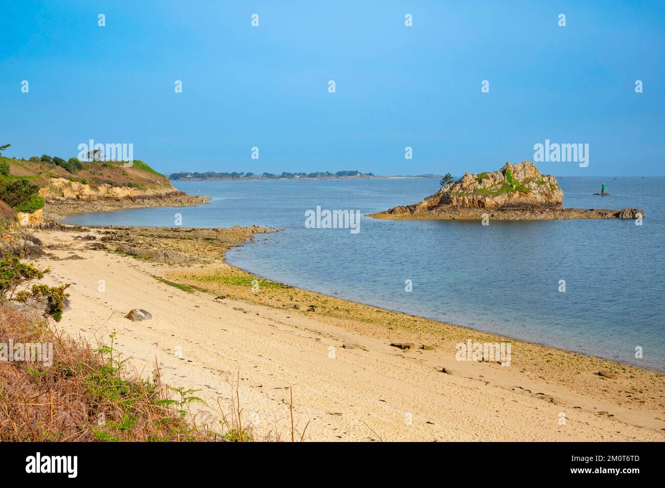 France, Finistère, Carantec, dans le delta du Morlaix, l'île Louet et son phare dont la maison de gardien est maintenant disponible pour la location de vacances Banque D'Images