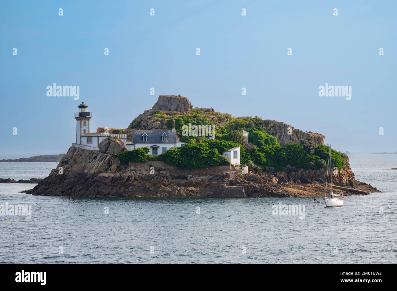 France, Finistère, Carantec, dans le delta du Morlaix, l'île Louet et son phare dont la maison de gardien est maintenant disponible pour la location de vacances Banque D'Images