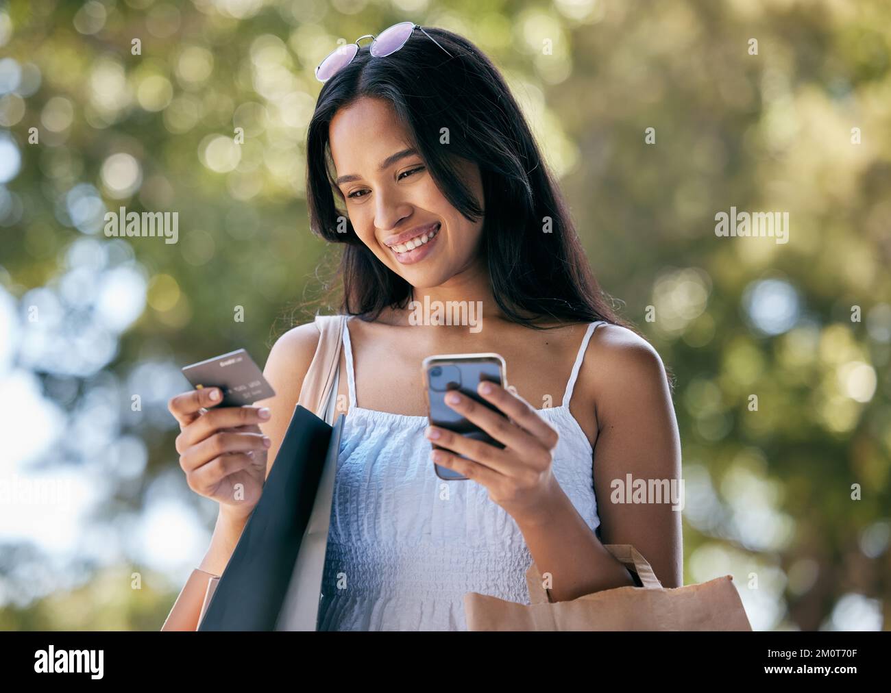 Femme, téléphone et ecommerce avec carte de crédit pour les achats en ligne, vente ou remise sur Internet. Fille, la thérapie de vente au détail et le commerce électronique en été avec Banque D'Images