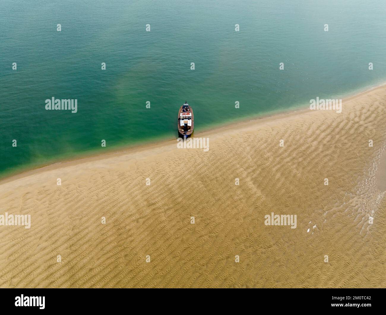 France, Gironde, bassin d'Arcachon, pinasse Atour sur une rive de sable (vue aérienne) Banque D'Images