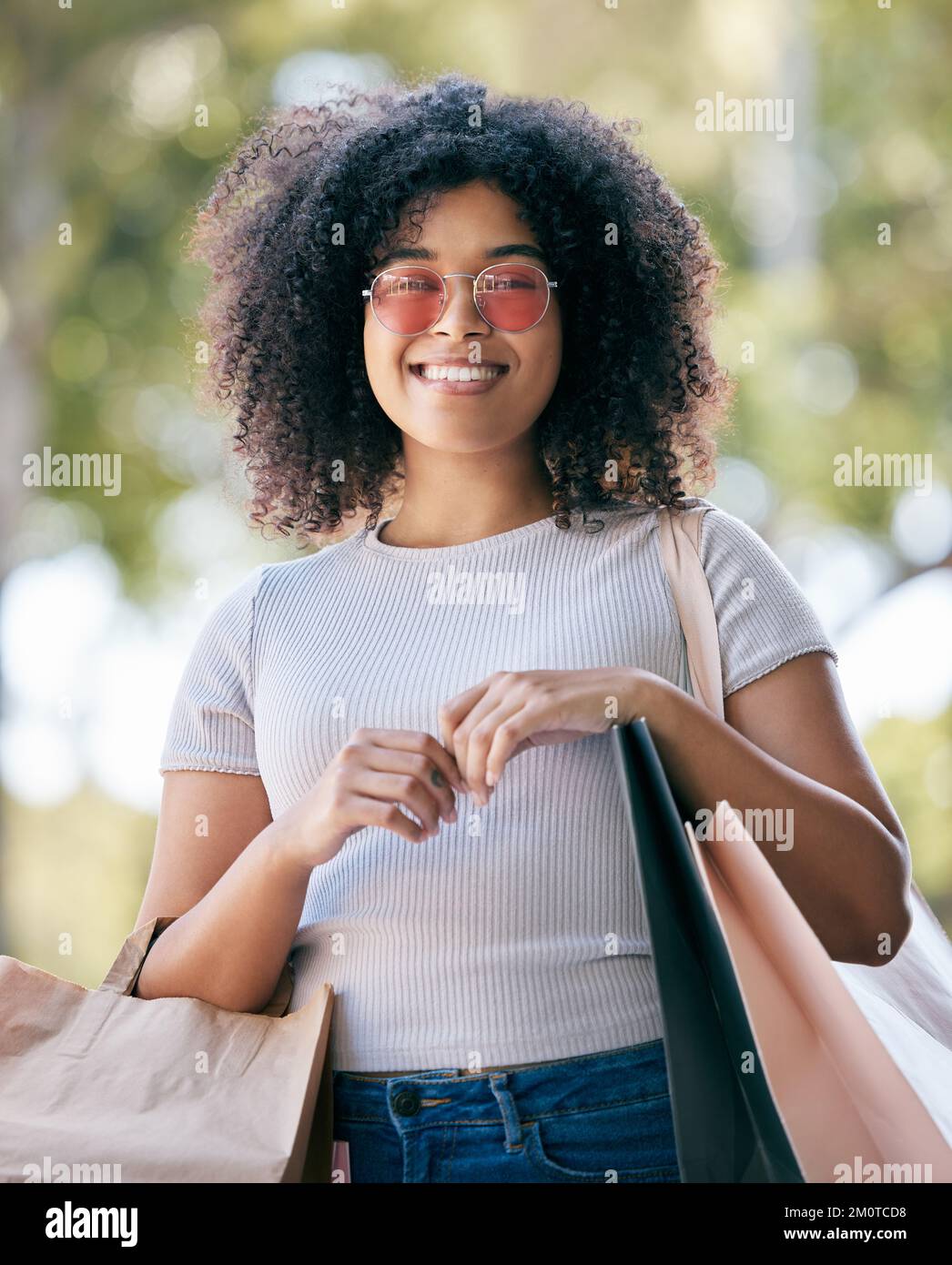 Femme, shopping et sacs à l'extérieur pour l'achat et l'achat coûteux d'articles. Jeune femme noire, cliente ou cabas avec vêtements, boutique Banque D'Images