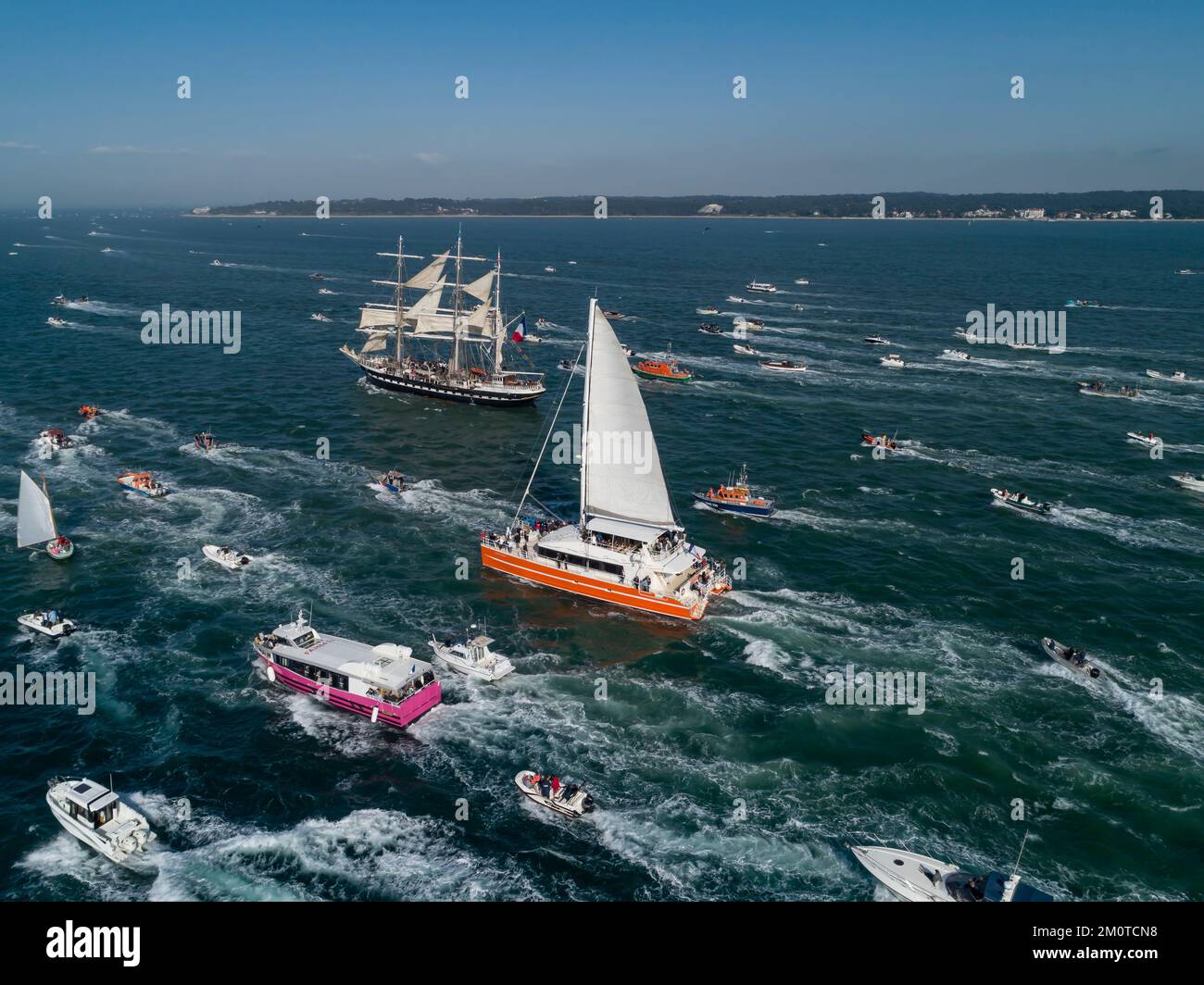 France, Gironde, bassin d'Arcachon, Arcachon, salon nautique, bateau à trois mâts (vue aérienne) Banque D'Images