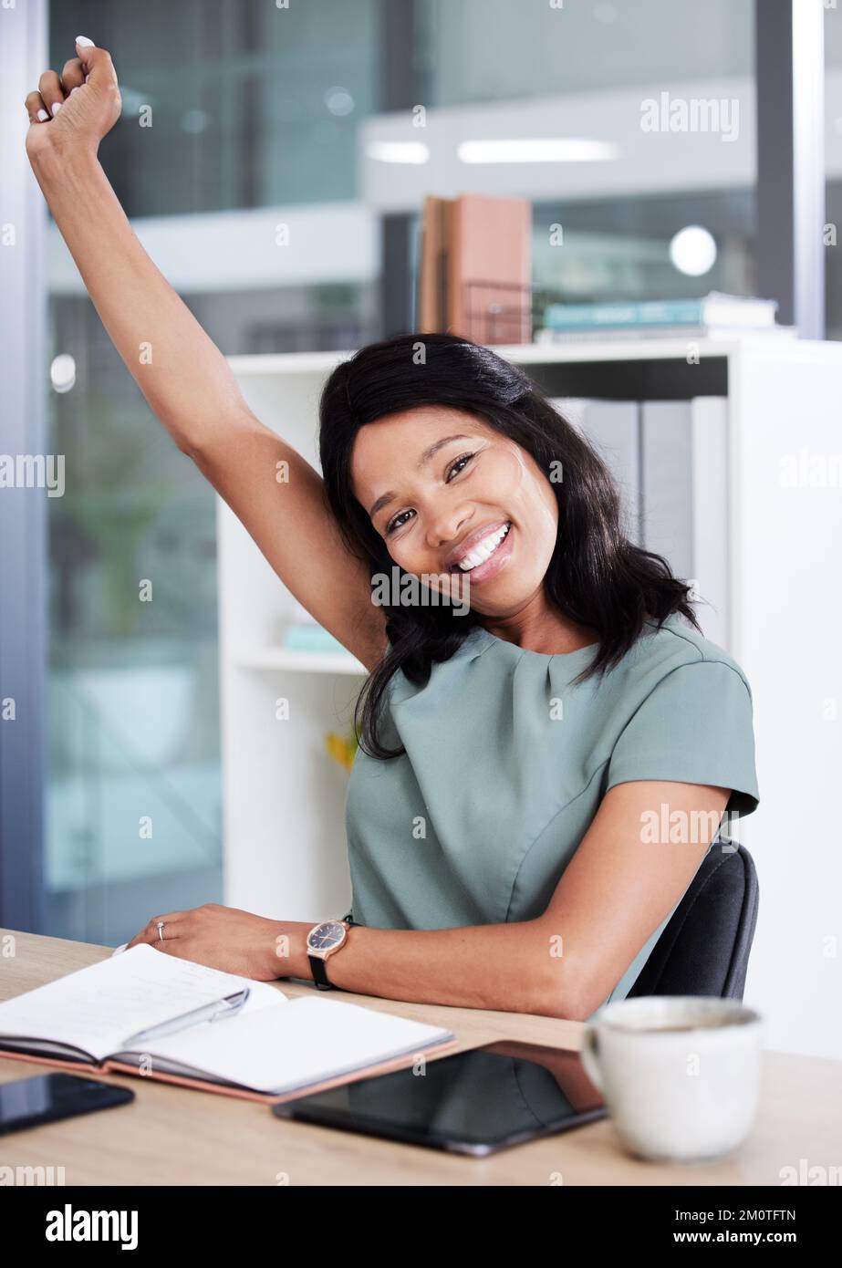 Portrait, succès et célébration de la femme noire au bureau après la ...